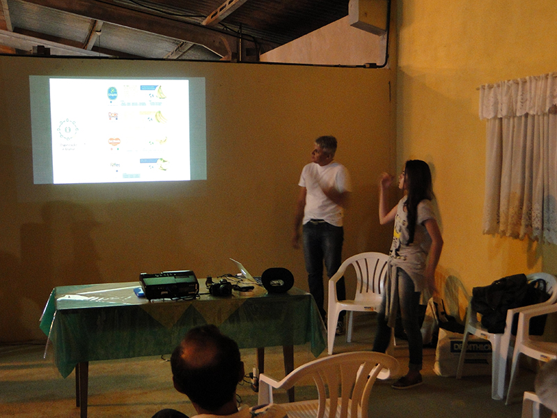 Prof. Merino e Julia Cunha apresentando o desenvolvimento da Identidade Visual