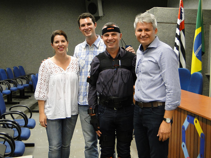 Da esquerda para a direita: Giselle, Lucas, prof. Paschoarelli (utilizando o Xsens) e prof. Merino